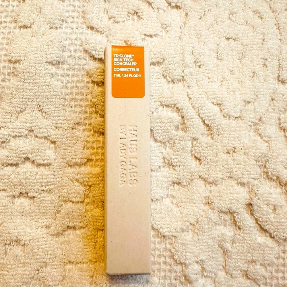 Haus Labs | Concealer | Triclone Skin Tech Concealer • 24 Medium Light